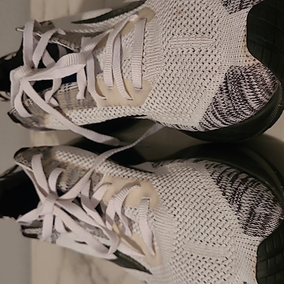 Brooks Levitate 4 Running Training Athletic Sneakers Wmn 9.5 Black White DNA AMP - Picture 5 of 16